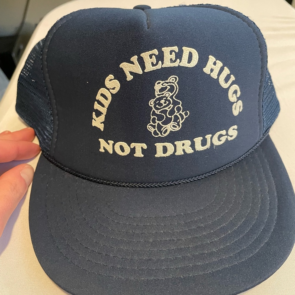 vintage navy "Kids Need Hugs Not Drugs" mesh trucker snapback hat w/a teddy bear